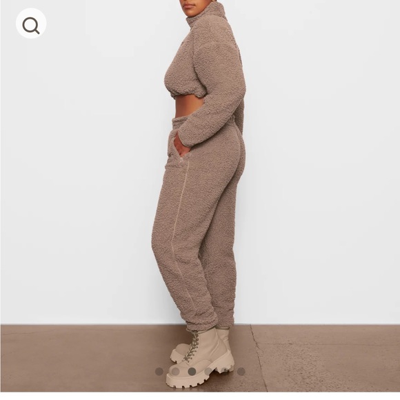 SKIMS teddy jogger in color desert - medium NWT - Picture 3 of 5